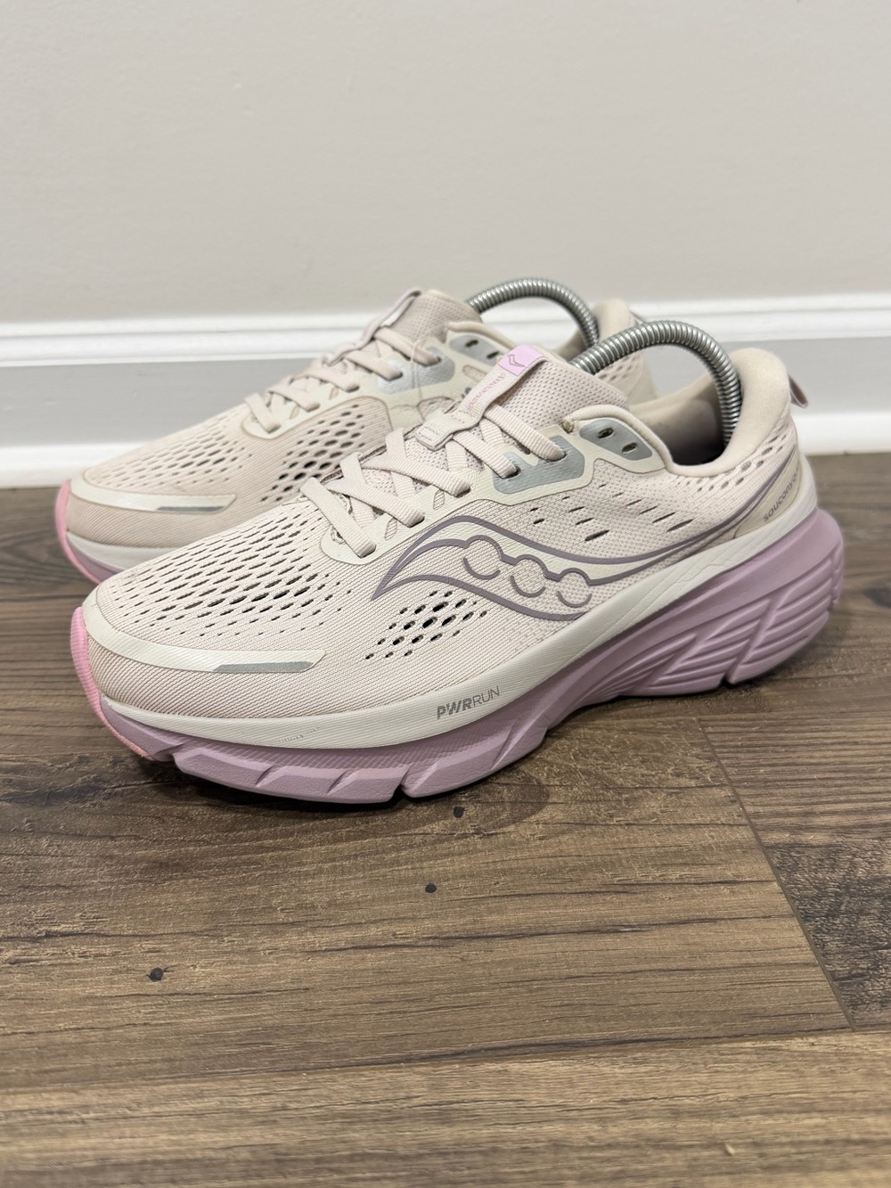 Saucony Guide 18 Moon Quail Womens 9.5 Cream Athletic Running Shoes S10998-142